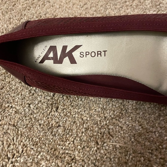 Women's AK Sport Burgundy Flats Size 8.5 M Like New Comfy - Picture 5 of 9
